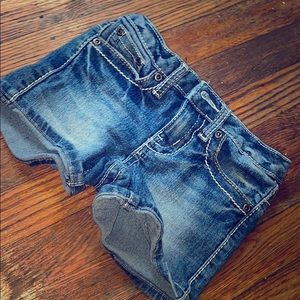 I am selling a pair of shorts 🙏🏻🙏🏻🙏🏻❤️❤️